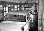 Innenansicht des bei der Waggonbau Hansa in Bremen gebauten Autotransportwagens mit einem "Goliath GP 1100", den das zur Borgward-Gruppe gehörende Goliath-Werk in Bremen-Hastedt von 1957 bis 1961 baute. Ab Juli 1958 lief er unter dem Markennamen "Hansa 1100". (1957) <i>Foto: Scheyhing (Werkfoto)</i>