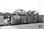 Der umgebaute Ommu-Wagen "4971 Klagenfurt" als Behelfsautotransportwagen für einen Volkswagen Typ 166 (schwimmfähiger Geländewagen mit Allradantrieb - vorne) und einem Kommandeurwagen Typ 87 mit Allradantrieb für die Wehrmacht auf Grundlage des KdF-Wagens. (1944) <i>Foto: RVM</i>