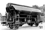 1958/59 beschaffte die DB 600 Ktmm60-Wagen. Sie eigneten sich für den Transport witterungsempfindlicher Schüttgüter aller Art. Die regelbare Entladung ermöglichte den Einsatz von Förderbändern, die schwenkbaren Auslaufrutschen gestatteten die Entladung in umittelbar neben dem Gleis liegende Tiefbunker.  (1958) <i>Foto: Bustorff</i>