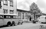 Blick auf den Bahnhofsvorplatz von Rahden (Ostwestfalen) mit dem damals noch obigatorischen Postbus (mit Gepäckanhänger), der die Verbindungen ins Ländliche sicherstellte.  (04.07.1952) <i>Foto: Quebe</i>