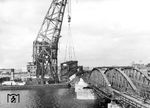 Wiederaufbau der Weserbrücke in Bremen-Neustadt an der Strecke nach Oldenburg. (1948) <i>Foto: Hans Berkowski</i>