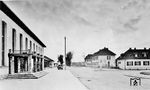 Blick auf den Bahnhofsvorplatz von Hohenstein in Ostpreußen. Dem eigentlich unbedeutenden Ort wurde ein neuer Bahnhof spendiert, weil man sich mit Einweihung des nahen Tannenberg-Denkmals neuen Aufschwung erhoffte. (1934) <i>Foto: RVM</i>