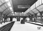 Der neue Darmstädter Hauptbahnhof wurde 1912 als Ersatz für zwei getrennte Bahnhöfe eröffnet. Er ist der zweitgrößte Bahnhof mit Fernverkehr Hessens gemessen an der Zahl der Reisenden. 2010 wurde der Bahnhof von der Allianz pro Schiene zum „Bahnhof des Jahres“ in der Kategorie "Großstädte" gewählt. (1935) <i>Foto: Adam Raisch</i>