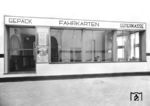 Und die Schalterhalle des Bahnhofs Mainz-Mombach nach dem Umbau (Vergleichsaufnahme siehe Bild-Nr. 34136). Ingesamt wirkt der Bahnhof jetzt nicht nur heller und freundlicher, sondern auch moderner.  (1935) <i>Foto: Adam Raisch</i>