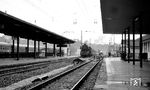 Der Bahnhof Stuttgart West an der Gäubahn wurde zum Winterfahrplan 1985/86 (am 29. September 1985) für den Personenverkehr endgültig geschlossen. Als 39 035 an einem regnerischen Sommertag des Jahres 1966 in den Bahnhof einläuft, war der Bahnhof noch in vollen Umfang im Betrieb. (1966) <i>Foto: Burkhard Wollny</i>