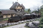 051 462-0 läuft mit Ng 64281 in den Bahnhof Kottenheim ein. Im Vordergrund liegen die Eifel-Garnitblöcke, die früher bevorzugt als Kopfsteinpflaster verwendet wurden. (23.05.1975) <i>Foto: Peter Schiffer</i>