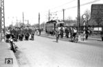 Straßenszene in Datteln mit einem Wagen der Vestischen Straßenbahn, der auf der beachtlich langen Linie 3 von Datteln über Henrichenburg, Recklinghausen und Marl nach Dorsten mit einer Streckenlänge von 36,4 Kilometer verkehrte.  (1934) <i>Foto: C. Grau</i>