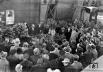 Auch der Präsident der RBD Hannover Hermann Wegener (am Mikrofon) hielt eine Ansprache anlässlich der Ankunft des ersten "Nord-Express" in Bremen Hbf. (1948) <i>Foto: Hans Berkowski</i>