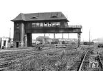 Das Reiterstellwerk "Hma" im Rangierbahnhof von Hamm/Westf. Im Hintergrund befindet sich das Bw Hamm. (1955) <i>Foto: Willi Marotz</i>