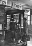 Zugangskontrolle im Grenzbahnhof Flensburg. (1955) <i>Foto: Walter Hollnagel</i>