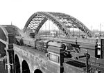 LNER 1454 wurde von Darlington Works (LNER) gebaut und am 21.10.1926 in Dienst gestellt. Im Jahre 1940 rollt sie über die Tynebrücke in den Bahnhof Newcastle ein.  (1940) <i>Foto: R. Bishop</i>