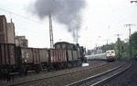 052 604 begegnet vor N 64671 nach Gremberg der entgegenkommenden 112 500 vor D 618 (Stuttgart - Hamburg) bei Köln-West. (22.05.1975) <i>Foto: Peter Schiffer</i>