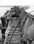 Der entgleiste Güterzug auf der Allerbrücke zwischen Wahnebergen und Verden. Wie gut zu erkennen ist, führte die Aller Hochwasser, was das Erreichen der Unfallstelle zusätzlich erschwerte.  (11.01.1955) <i>Foto: Hans Berkowski</i>