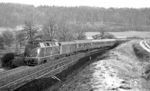 221 125 vor einem Schnellzug nach Stuttgart bei Ellrichshausen nahe Crailsheim.  (13.01.1973) <i>Foto: Burkhard Wollny</i>