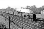 Die rekonstruierte Southern Railway "West Country and Battle of Britain classes" (class Light Pacific) No. 34034 "Honiton" mit einem Expresszug auf der LSWR mainline in Malden, im Süden Londons.  (03.1961) <i>Foto: A. E.  Durrant</i>