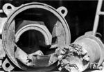 Die Ursache der Entgleisung war auch schnell in dieser gebrochenen Achse gefunden. (03.05.1949) <i>Foto: Hans Berkowski</i>