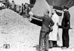 Auch der Präsident der damaligen Reichsbahndirektion Hannover Hermann Wegener (im hellen Mantel) ließ es sich nicht nehmen, die Unfallstelle zu besichtigen. (03.05.1949) <i>Foto: Hans Berkowski</i>