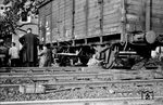 Aufgleisung eines quergestellten Güterwagens im Bahnhof Oberlahnstein. (09.1951) <i>Foto: A. Dormann, Slg. W. Löckel</i>