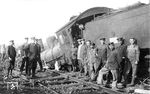 Eine anscheinend nach einem Anschlag entgleiste Lok der Militär-Eisenbahndirektion Brüssel bei Muneroy in Belgien.  (1915) <i>Foto: RVM-Archiv</i>