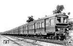 Die Triebwagenzüge „Bauart Bernau“ der Reichsbahndirektion Berlin, ab 1941 als Baureihe ET 169 bezeichnet, wurden speziell für den Vorortbetrieb im Bereich dieser Direktion gebaut. Die insgesamt 17 Triebzüge, die 1925 ausgeliefert wurden, stellten die ersten einheitlichen Fahrzeuge des elektrischen Berliner Vorortverkehrs dar, aus dem dann mit weiteren elektrifizierten Stadtbahnstrecken 1930 die S-Bahn Berlin hervorging. Der hier gezeigte elT 3039 wurde später zum ET 169 009, der als Kriegsverlust abgeschrieben werden musste. (1930) <i>Foto: DLA Darmstadt (Maey)</i>