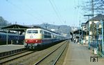 103 171 rauscht mit IC 125 "Erasmus" (Amsterdam - Innsbruck) durch Remagen. (04.04.1982) <i>Foto: Wolfgang Bügel</i>