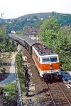 111 138 mit E 3555 kurz hinter dem Siegener Hauptbahnhof. Sie war übrigens die 2.400 elektrische Lokomotive, die von der DB in Dienst gestellt wurde. (16.05.1982) <i>Foto: Wolfgang Bügel</i>