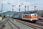 111 128 fährt mit N 6932 in Hüttental-Geisweid ein. (16.05.1982) <i>Foto: Wolfgang Bügel</i>