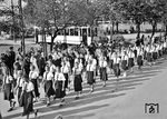 Dem Fotografen ging es wohl weniger um die blockierte Straßenbahn in Leipzig-Schkeuditz als um den aufmarschierenden "Bund Deutscher Mädel" (BDM), der in der nationalsozialistischen Zeit der weibliche Zweig der Hitlerjugend (HJ) war. Darin waren im Sinne der totalitären Ziele des NS-Regimes die Mädchen im Alter von 10 bis 18 Jahren organisiert. (1935) <i>Foto: Köster</i>
