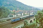 Im 3. Quartal 1981 war es wieder soweit: Der Dm 38238, diesmal mit 118 025, machte sich mit neuen Bundeswehrrekruten von Würzburg nach Koblenz auf den Weg. Erstmalig wurde er vor der Stadtkulisse von Gemünden am Main abgepasst.  (01.10.1981) <i>Foto: Joachim Bügel</i>