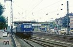 Nach der Überholung zweier IC-Züge geht es auch mit 118 025 in Bingen weiter. (01.10.1981) <i>Foto: Joachim Bügel</i>
