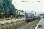 Die freundliche "Bummelei" des Lokführers hatte dann allerdings zur Folge, dass der Zug vor Koblenz nochmals außerplanmäßig in Boppard in die Überholung ging. Der Zugführer war angesichts der Fahrweise seines Zuges nicht so angetan. Wenigstens die Rekruten hatten ihren Spaß und es ging allmählich wie auf einer Sonderfahrt zu. (01.10.1981) <i>Foto: Joachim Bügel</i>