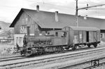 Die E 3/3 ist die Bezeichnung für eine vielseitige, auch "Tigerli" genannte Dampflokomotive der Schweizerischen Bundesbahnen (SBB) mit drei Antriebsachsen ohne Laufachsen. Sie wurde bereits ab 1896 für die Schweizerische Centralbahn (SCB) von der SLM in Winterthur produziert. Auf dieselbe Baukonstruktion setzte auch die Jura-Simplon-Bahn (JS). Die SBB bestellten noch 83 Fahrzeuge dieser Reihe. Bis in die 1960er Jahre standen sie im Rangierdienst. Der Buchstabe «E» kennzeichnet bei den Schweizer Bahnen übrigens normalspurige Rangierlokomotiven. Die Aufnahme der E 3/3 8494 entstand in Solothurn Hbf. (06.1956) <i>Foto: Kurt Eckert</i>
