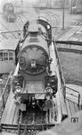Die SBB C 5/6 wurde zwischen 1913 und 1917 in 28 Exemplaren gebaut. Sie hatte eine Normlast von 320 t bei 26 km/h auf den Gotthard-Steilstrecken und wurde dort im Schnellzug- und im Güterverkehr eingesetzt. Sie war die grösste SBB-Dampflokomotive und wurde wegen ihrer Leistungsfähigkeit auch "Elefant" genannt. SBB C 5/6 2961 wurde auf der Drehscheibe im Depot Basel Pbf aufgenommen. (06.1956) <i>Foto: Kurt Eckert</i>
