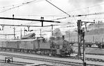 SBB E 4/4 8908 rangiert im heute nicht mehr benötigen Güterbahnhof Basel Wolf. (06.1956) <i>Foto: Kurt Eckert</i>