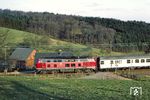 215 117 wurde am 06. Mai 1970 beim Bw Mühldorf in Dienst gestellt, seit 1975 gehörte sie zum Bw Köln-Nippes. An der Güntenbecke hat sie mit N 6425 aus Köln ihren Zielbahnhof Meinerzhagen fast erreicht. (18.04.1982) <i>Foto: Wolfgang Bügel</i>