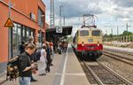 E 10 1309 fährt mit der allerletzten Ersatzzugleistung RB 74588 (Wuppertal-Oberbarmen - Bonn Hbf) in Solingen Hbf ein. (31.05.2016) <i>Foto: Joachim Bügel</i>
