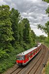 Vor dramatischer Wolkenkulisse ist 420 422 als S 31160 (Düsseldorf-Wehrhahn - Solingen Hbf) bei Solingen-Vogelpark unterwegs. (31.05.2016) <i>Foto: Joachim Bügel</i>