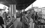 Ankunft eines Sonderzuges für Gastarbeiter, bespannt mit 140 477 vom Bw Mainz-Bischofsheim, in Dortmund Hbf. (22.12.1973) <i>Foto: Johannes Glöckner</i>