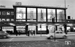 Nachdem am 6. Oktober 1944 der alte Dortmunder Hauptbahnhof bei einem Bombenangriff der Alliierten zerstört wurde, wurde das Empfangsgebäude im Jahre 1952 neu errichtet. Obwohl es äußerlich eher als unscheinbar galt, beherbergen die Fenster der Frontfassade bedeutende Glas-Motiv-Fenster aus der Dortmunder Arbeitswelt, u.a. einen Stahlwerker, einen Hochofenarbeiter, einen Bierbrauer und einen Brückenbauer. (23.01.1974) <i>Foto: Johannes Glöckner</i>