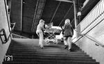 Damals stellten solche Treppen fast unüberwindliche Hindernisse für Rollstuhlfahrer und Mütter mit Kinderwagen dar. Heute ist an vielen Bahnstationen glücklicherweise ein barrierefreies Reisen möglich. (30.01.1974) <i>Foto: Johannes Glöckner</i>