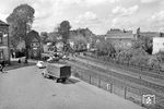 Bahnübergang und Blockstelle Ziegelhofstraße in Oldenburg. Hier verzweigen sich die Strecken nach Leer (links) und Wilhelmshaven (rechts). (23.05.1962) <i>Foto: Quebe</i>