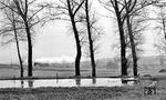Durch die feuchten Wiesen bei Satteldorf nähert sich 023 070 mit N 3524 nach Crailsheim.  (12.01.1974) <i>Foto: Burkhard Wollny</i>