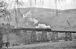 86 1361 dampft mit P 16649 aus Aue über das bekannte Markersbacher Viadukt aus dem Jahre 1889. (22.04.1976) <i>Foto: Joachim Bügel</i>