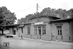 Das alte Holzempfangsgebäude des Bahnhofs Brest-Aspe an der Strecke Bremervörde - Harsefeld - Buchholz.  (1954) <i>Foto: Walter Hollnagel</i>