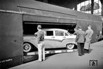 Maßarbeit bei der Verladung eines Ford Fairlane in den Autotransport-Wagen des Autoreisezuges "Komet" auf dem Bahnsteig Gleis 5/6 in Hamburg-Altona. (06.1958) <i>Foto: Walter Hollnagel</i>