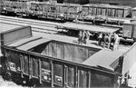 Vorführung eines aus einem offenen Güterwagen (UIC-Gattung O) zu einem Wagen mit öffnungsfähigem Dach (UIC-Gattung T) umgebauten französischen Wagen. Die interessierten Herrschaften im Hintergrund gehören u.a. zum BZA Minden.  (1956) <i>Foto: Bustorff</i>