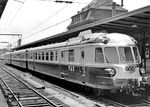 Präsentation des SNCF-TEE X2772 in Luxembourg. Ab 2. Juni 1957 nahm der TEE "Edelweiss" als eines der ersten Zugpaare des neuen Trans-Europ-Express-Systems hier den Verkehr auf. Um den Reisenden an den Grenzen zeitraubende Lokwechsel zu ersparen, sollten nach dem gemeinsamen Beschluss der am TEE-System beteiligten Staatsbahnen ausschließlich Dieseltriebwagen eingesetzt werden. Es gelang allerdings nicht, sich auf ein gemeinsames Fahrzeug zu einigen, so dass 1957 schließlich insgesamt vier verschiedene Fahrzeugtypen für den TEE-Verkehr gebaut wurden. Die SBB und die NS entwickelten gemeinsam den Dieseltriebwagen SBB RAm TEE / NS DE IV, von dem die SBB zwei und die NS drei Exemplare beschafften. Der hier gezeigte SNCF-RGP1-Triebwagen im rot/cremefarbenen Anstrich fuhr allerdings nie auf dieser Verbindung. Er war nur anlässig der Einführung des neuen TEE-Systems nach Luxembourg gekommen. (31.05.1957) <i>Foto: Below</i>