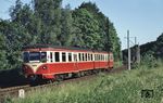 ET 46 der Köln-Bonner Eisenbahn (KBE) noch unter der alten Oberleitung auf dem Weg nach Köln nördlich von Alfter. 1975 wurde der A-Teil des Fahrzeugs nach einem Brand durch einen umgebauten ES ersetzt. (03.06.1985) <i>Foto: Peter Schiffer</i>