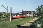 Kurz vor der Umstellung auf die neue Oberleitung fährt KBE ET 47 (Baujahr 1950) als Straba-Linie 18 aus Alfter aus. (03.06.1985) <i>Foto: Peter Schiffer</i>