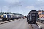 211 044 (Bw Hof) mit einem Nahverkehrszug von Schirnding nach Schnabelwaid im Bahnhof Marktredwitz. (31.05.1985) <i>Foto: Peter Schiffer</i>